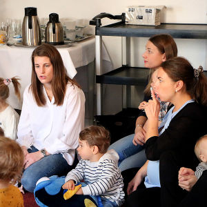 Musiklekarna, som Sussi Isaksson leder, har blivit populära mötesplatser för Helsingforsbarn och deras föräldrar. Föräldrar och barn sitter på golvet och sjunger.