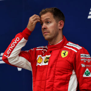 Sebastian Vettel kliar sig i pannan