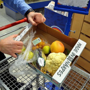 låda med billiga frukter och grönsaker.