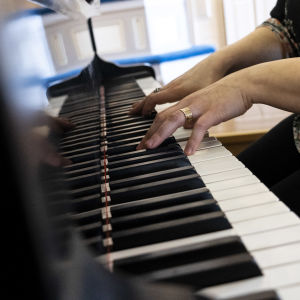 Lapinlahden seurakunnan kanttori Heini Heide soittaa kirkon Steinway flyygelillä