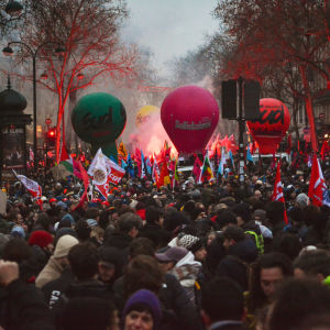 Mielenosoittajia kadulla Pariisissa.