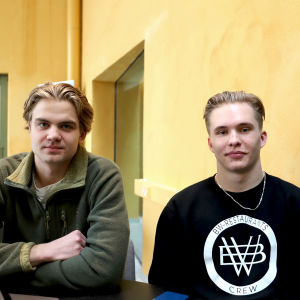 Två unga studerande i ASA-huset Åbo Akademi. 