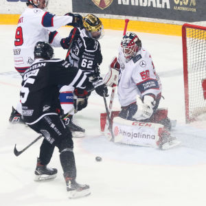Eemil Viro, reserverad av Detroit som 70:e spelare hösten 2020, avgör den fjärde semifinalen mot HIFK i förlängning och tar sitt TPS till final. Eemil Viro avgör den fjärde semifinalen mot HIFK i förlängning och tar sitt TPS till final.