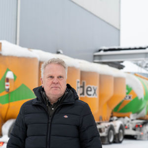 Man utanför fabrik