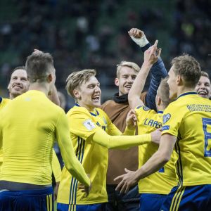 Sveriges spelare firar VM-avancemanget.