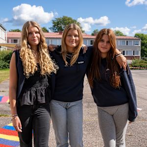 Erin Enberg, Denise Sjölund och Jazmin Mainetti på Ekenäs högstadieskolas gård. 