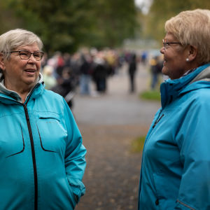 Hjälparbetare förbereder utdelning vid brödkö