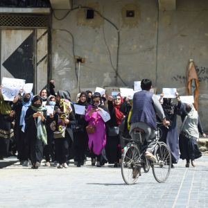 Små grupper med modiga afghanska kvinnor går fortfarande ut och protesterar mot talibanstyret. Den här bilden på en protest i huvudstaden Kabul togs den 29 april. 