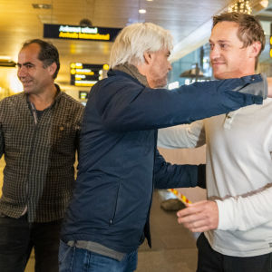 NRK:n toimittajat Halvor Ekeland (oik.) ja Lokman Ghorbani (vas.) saapuivat takaisin Norjaan 24.11. NRK:n Egil Sundvor (keskellä) oli vastaanottamassa.