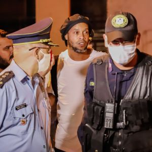 Ronaldinho fri mot stor borgen. Ronaldinho frigiven från fängelset.