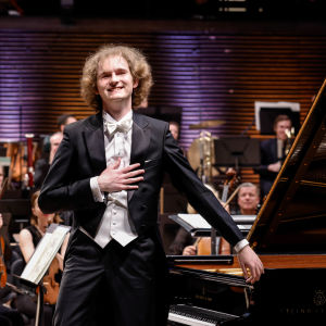 Piotr Pawlak esiintymisensä jälkeen Maj Lind -pianokilpailun (2022) orkesterifinaaleissa.