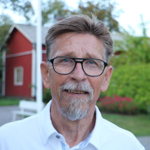 Carl-Gustav Mangs, SFP i Kaskö (arkivbild) En man med glasögon står på en gård. I bakgrunden skymtar ett rött hus.