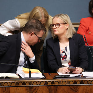 Petteri Orpo, Riikka Purra ja Elina Valtonen keskustelevat ministeriaitiossa.