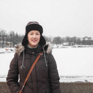 Hilla Pándy har flyttat till Helsingfors från Pemar. Hon tycker det är konstigt hur olika stadsdelar har så olika profiler, till skillnad från landsbygden där inga sådana skillnader finns. Porträtt på Hilla Pándy som blev voxpoppad på Långa Bron i Hagnäs.