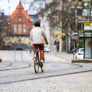 Pyöräilijä Helsingin Snellmaninkadulla.