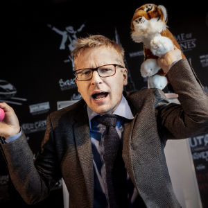 På bilden skådespelaren Oskar Pöysti i rollen som Hans Rosling.