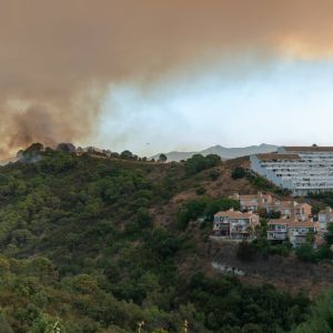 Skogsbränder som rasar på spanska solkusten i närheten av flera byar.