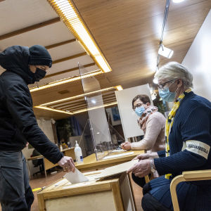 Siilinjärveläinen Tomi Kukkonen pudottaa äänestyslipukkeen äänestyslaatikkoon kunnantalon äänestyspaikalla.