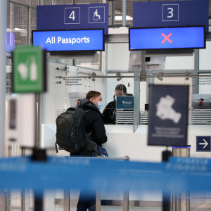 Venäläisiä matkustajia passintarkastuksessa Helsinki-Vantaan lentoasemalla.