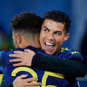 Cristiano Ronaldo halaa joukkuekaveriaan ja virnistää. 