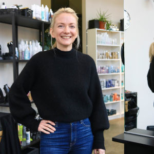 Frisör Nora Lindblom i en frisörsalong