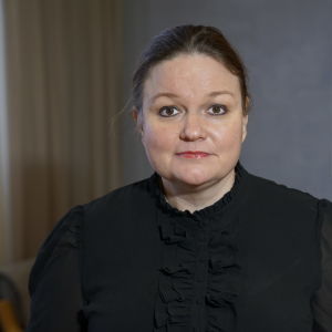 Krista Kiuru, Suomen perhe- ja peruspalveluministeri seisoo neuvotteluhuoneessa ministeriössä Kruununhaassa.