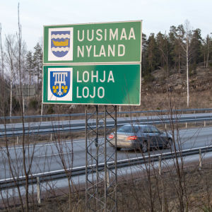 Uudenmaan maakuntaraja Turun mottoritiellä merkittynä kyltillä.
