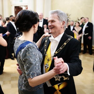 Presidenttipari tanssin pyörteissä.