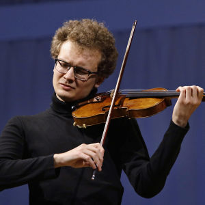 Ukrainalainen Dmitrii Udovychenko soittaa. Sibelius-viulukilpailu 2022, alkuerä 1/6.