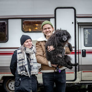 Reidar Uljens och Maria Back står framför sin husbil med hunden Selma. 