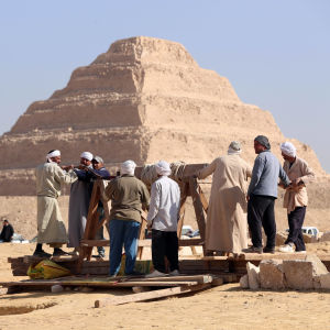 En grupp män arbetar vid en utgrävning i närheten av trappstegspyramiden i Sakkara.