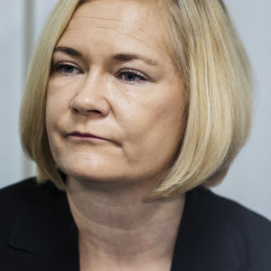 Sisäministeri Mari Rantanen tiedotustilaisuudessa.
