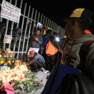 Anhöriga och andra migranter tände ljus till minne av de omkomna utanför migrantförvaret i Ciudad Juárez. 