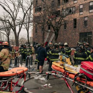 Brandmän släcker en brand i New York