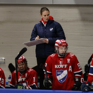 HIFK:s tränare Saara Niemi i lagets bytesbås under en ligamatch i Britas i Helsingfors i februari.