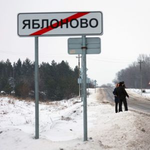 En väg nära det ryska IL-76 militära transportplanets haveriplats i Belgorodregionen den 24 januari 2024.