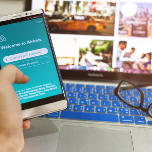 En telefon som visar appen airbnb.
