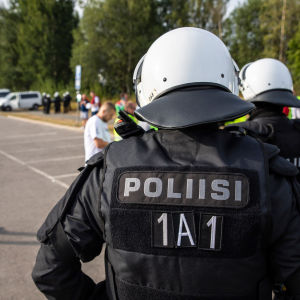 Erikoisvarusteissa olevat poliisit valvoivat KuPS:n ja puolalaisen Legia-joukkueen peliä Kuopiossa.