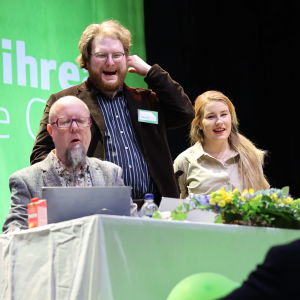 Iiris Suomela ja puolueväkeä naureskelevat Pekka Haaviston kanssa Vihreiden puoluekokouksessa Joensuussa.22.5.2022.