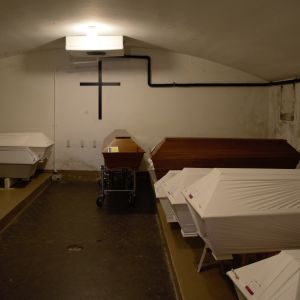 I gamla likkällaren på Näsebacken finns rum för 20 kistor.