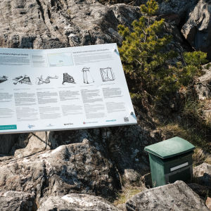 Opaskyltti ja postilaatikko snorkkeleita varten vedenalaisen veistospolun rannalla, Dalskär-saaressa.