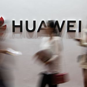Huawei-logon fotograferad på en mässa i Peking i augusti 2019.