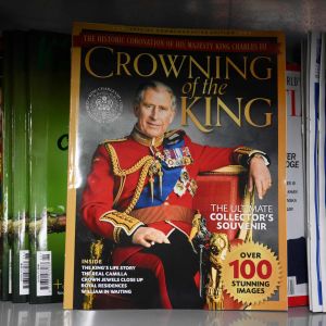 Tidskrifter till försäljning. Längst fram finns ett temanummer om kröningn, 'The Crowning of the King', med en bild av kung Charles III på pärmen.