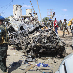 Säkerhetsstyrkor vid platsen där en bilbomb exploderade i Mogadishu, Somalia.