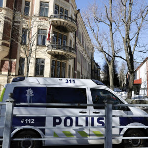 Poliisin pakettiauto Turkin suurlähetystön edessä.