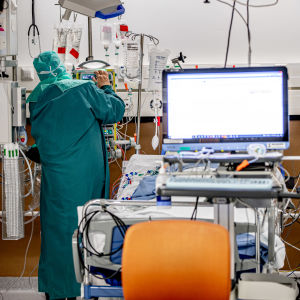 En sjukvårdare Tuula Sorvari jobbar på en intensivvårdsavdelning för coronapatienter.