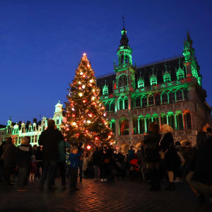 Den traditionella julmarknaden på Grand-Place ordnas inte i år. En julgran lyser upp det historiska torget Grand-Place i Bryssel.