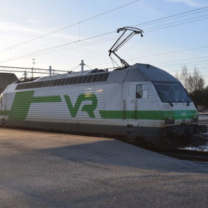 VR:n juna pysähtyneenä rautatieasemalla.