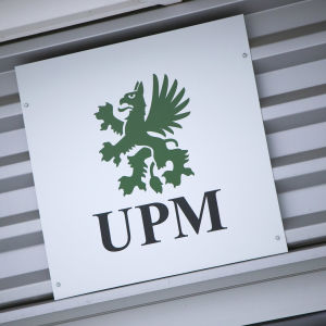 UPM:s logo vid fabriken i Jakobstad.