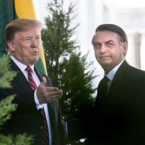 Donald Trump och Jair Bolsonaro poserar vid sin gemensamma presskonferens.